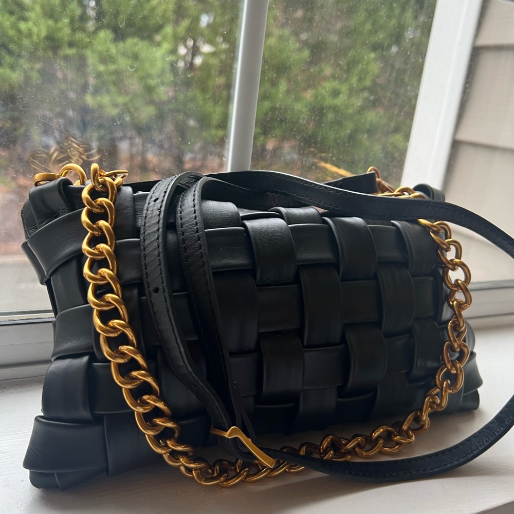 💫💫🛍️🛍️ VIOLA CASTELLANI  Leather
Cassette Padded Woven Crossbody
Made In Italy.